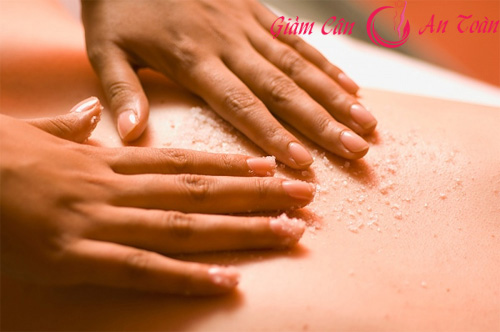 Massage vùng bụng bằng muối rang để giảm béo hiệu quả hơn