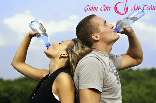 Uống nhiều nước vừa giúp thanh lọc cơ thể, giảm cân hiệu quả