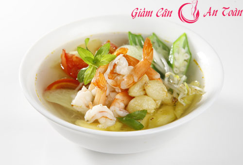 Món canh chua nấu tôm được chế biến từ những nguyên liệu đơn giản