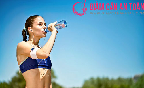 Uống nhiều nước giúp thanh lọc cơ thể, giảm cân hiệu quả