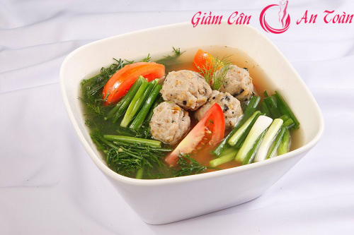 Không ăn canh quá nhanh để kiểm soát tốt hơn nguồn năng lượng bạn thu nạp vào cơ thể