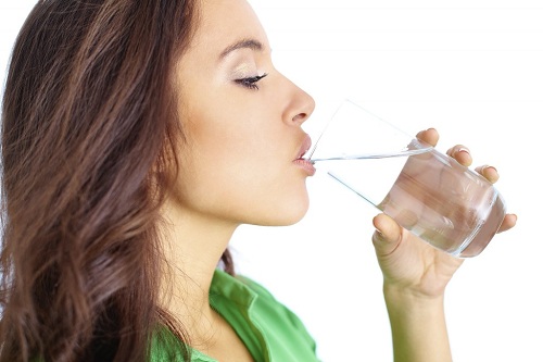 Uống nhiều nước lọc sẽ giúp bạn thanh lọc cơ thể, giảm béo tích cực hơn