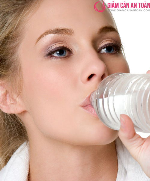 Uống nhiều nước giúp bạn thanh lọc cơ thể, giảm béo hiệu quả