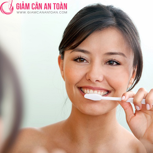 Đánh răng sau mỗi bữa ăn giúp bạn bảo vệ sức khỏe răng miệng và ngăn chặn các cơn thèm ăn