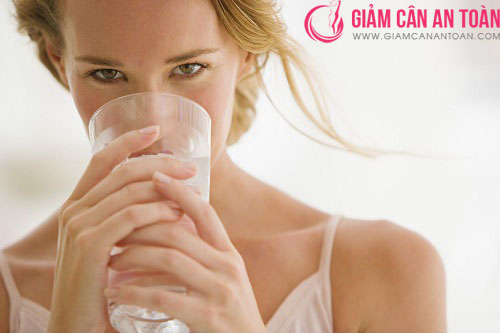 Uống nhiều nước giúp thanh lọc cơ thể, giảm béo hiệu quả