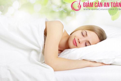 Ngủ đủ giấc giúp bạn vượt qua được các cơn đói về đêm nhanh chóng