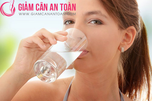 Uống nhiều nước, tích cực vận động để sở hữu vóc dáng thon gọn nhất
