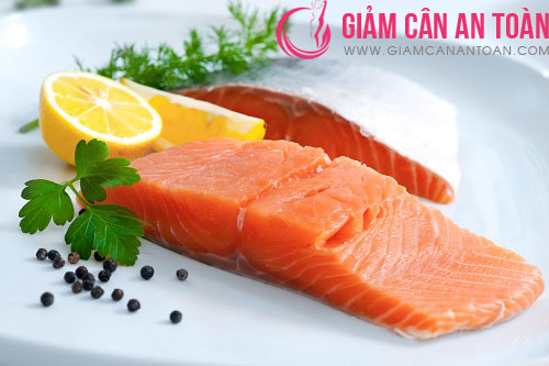 Cá hồi giàu axit omega-3 cực kì tốt cho việc giảm cân sau sinh