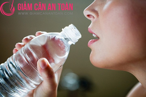 Uống nhiều nước để thanh lọc cơ thể, giảm cân nhanh chóng
