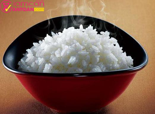 Cơm gạo trắng chứa nhiều calories 