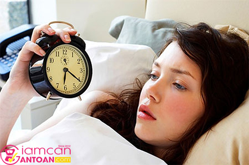 Ngủ đủ giấc sẽ giúp cơ thể thoải mái và hạn chế tình trạng thèm ăn