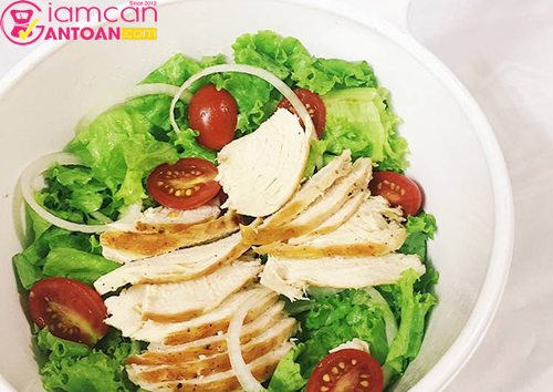 Món salad ức gà giúp ích cho quá trình ăn kiêng