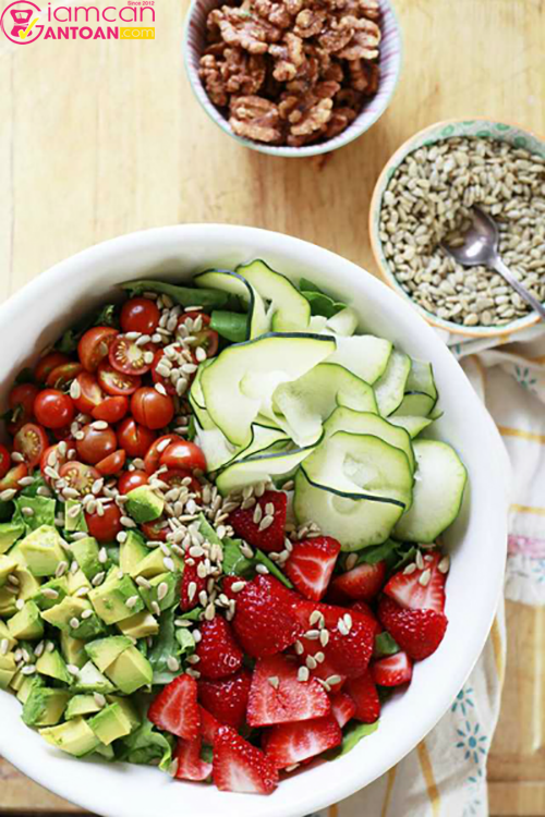 Khi trộn salad thêm các loại hạt giúp món ăn ngon miệng hơn