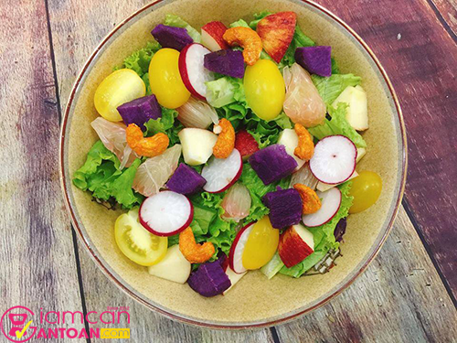 Salad nhiều màu sắc giúp người dùng ăn ngon miệng hơn