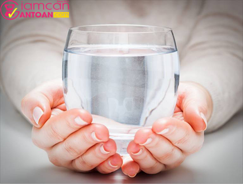 Để hỗ trợ quá trình giảm cân tốt nhất bạn nên uống đủ 2 lít nước mỗi ngày
