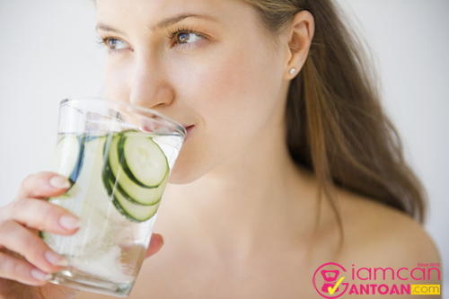 Uống nhiều nước giúp ích rất nhiều cho những người béo phì
