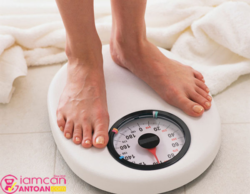 Cần theo dõi cân nặng định kỳ để điều chỉnh chế độ ăn kiêng hợp lý