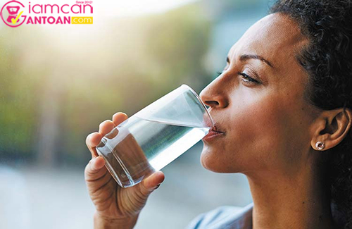 Uống 1 ly nước trước bữa ăn để tạo cảm giác no, hạn chế nạp quá nhiều thức ăn.