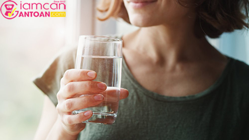 Hãy uống nhiều nước để giúp cơ thể đài thải độc tố khỏi cơ thể