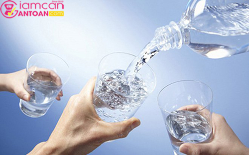 Uống nhiều nước giúp giảm cân an toàn