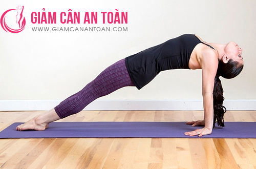 nhung-bai-tap-yoga-don-gian-thich-hop-cho-viec-giam-can-nen-tap-moi-sang.5