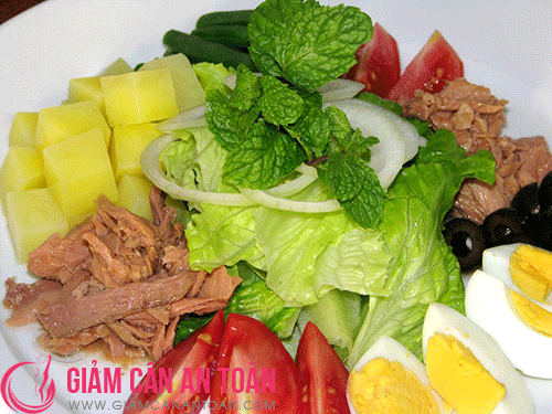 bat-mi-4-mon-salad-ngon-mieng-giup-cac-me-giam-can-sau-sinh.3