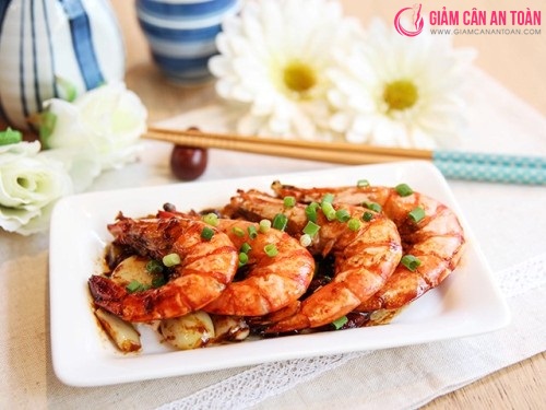 Bữa cơm giảm cân ngày cuối tuần thơm lừng với món tôm ram gừng 4