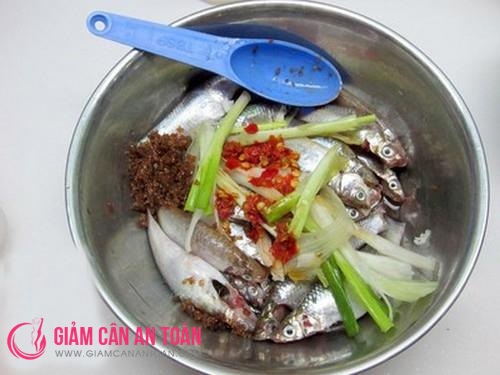 Hấp dẫn và lạ miệng hơn với món cá linh kho tương 3