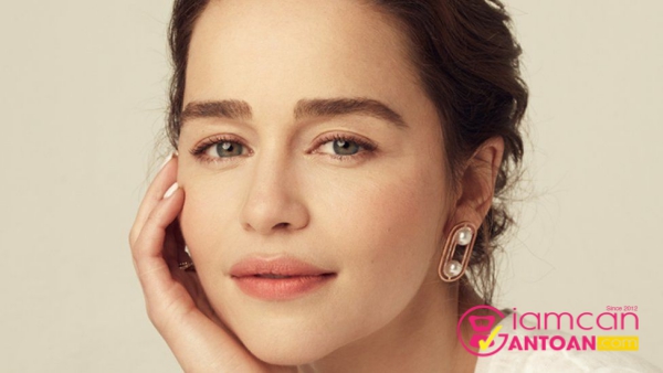 lam-dep-mot-cach-tu-nhien-nhu-emilia-clarke-2