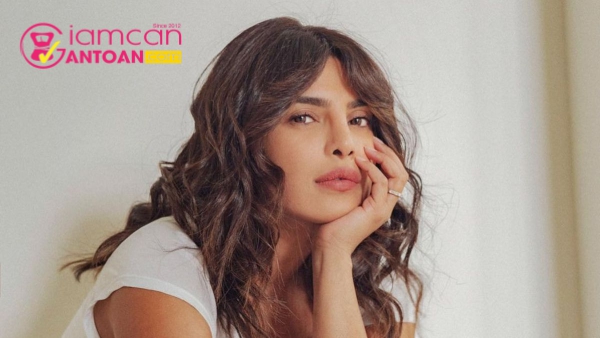 Các ngôi sao Ấn Độ luôn gây chú ý bởi thân mình bốc lửa và nhan sắc đẫy đà. Priyanka Chopra - cựu hoa hậu Thế giới là một trong số đó. Vẻ đẹp riêng biệt rạng ngời, mạnh mẽ và cá tính của cô còn gây chú ý bởi làn da căng mịn và khỏe khoắn. Hãy cùng chúng tôi nghe Priyanka Chopra bật mí mẹo làm đẹp siêu dễ của ngôi sao Ấn Độ ngay bây giờ nhé.4