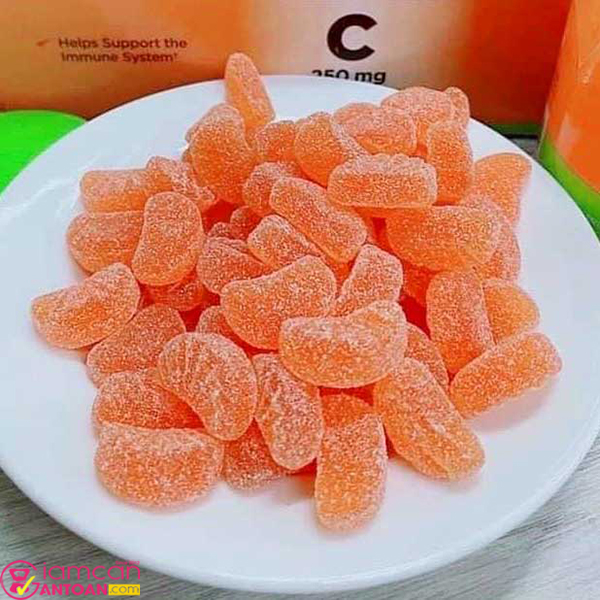 Kẹo dẻo Kirkland Adult Gummies C thúc đẩy tổng hợp collagen và chống oxy hóa, cho làn da khỏe mạnh.