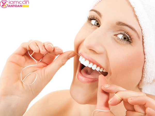Oral-B Glide Pro-Health Deep Clean Floss Cool Mint giúp lấy mảng bám trên răng