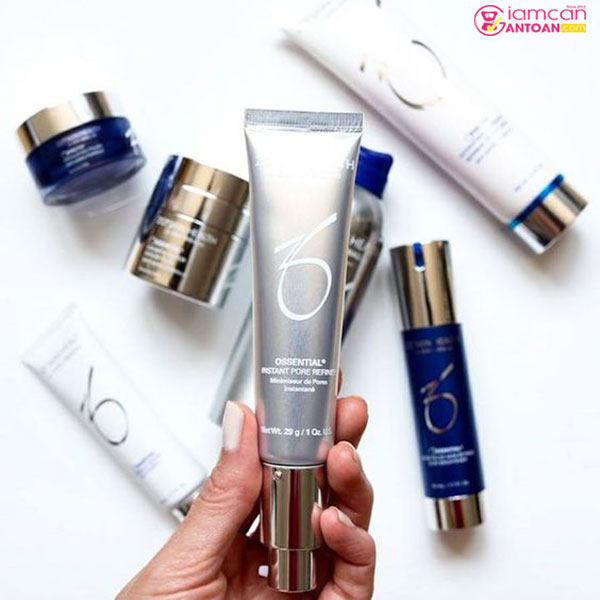 Zo Skin Health Instant Pore Refiner giảm thiểu lượng dầu trên bề mặt da để có vẻ ngoài sáng bóng căng.